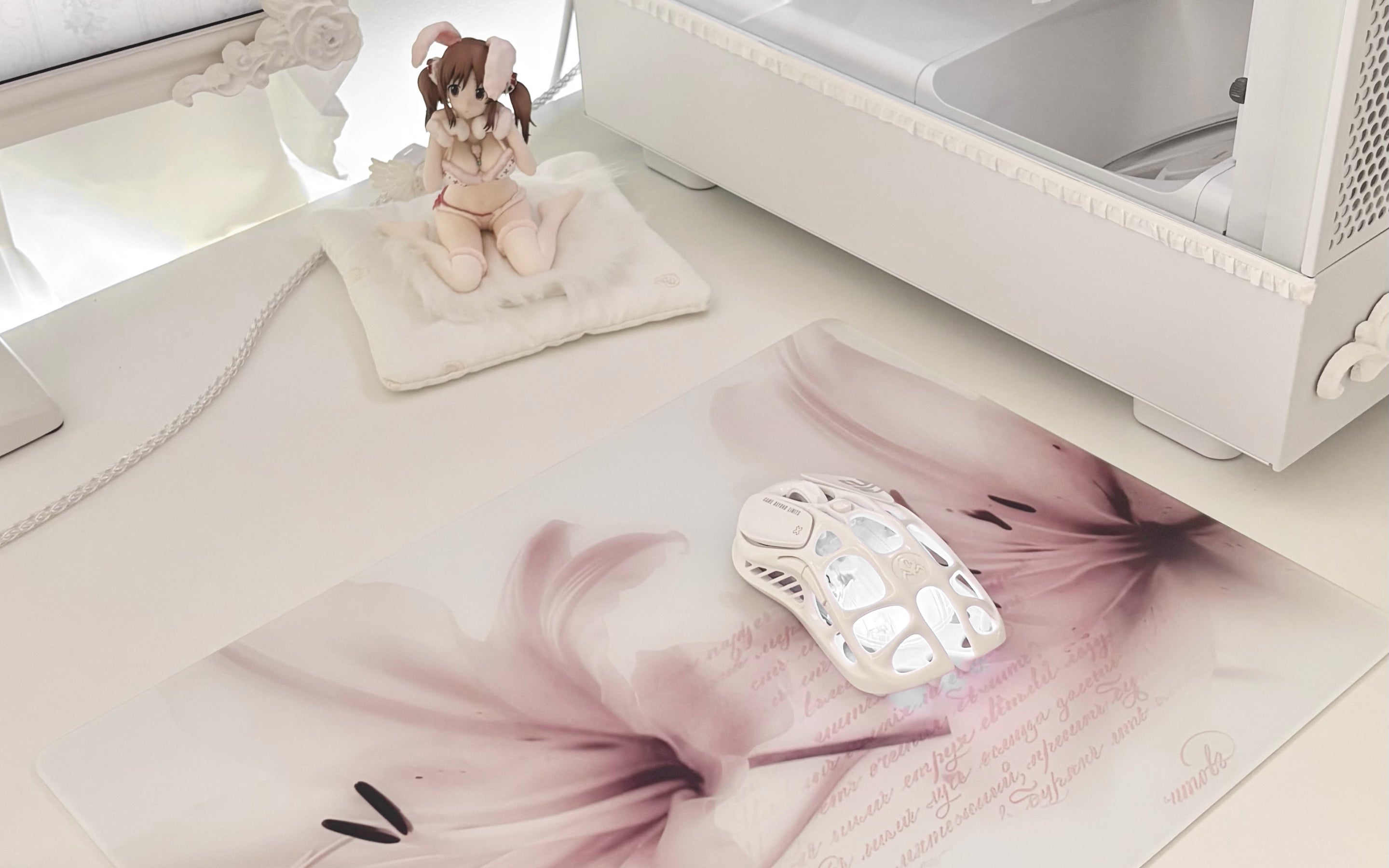 CLUSTRS custom glass mousepad with a gaming mouse, showing smooth glide, control, and 2026 glass pad review context