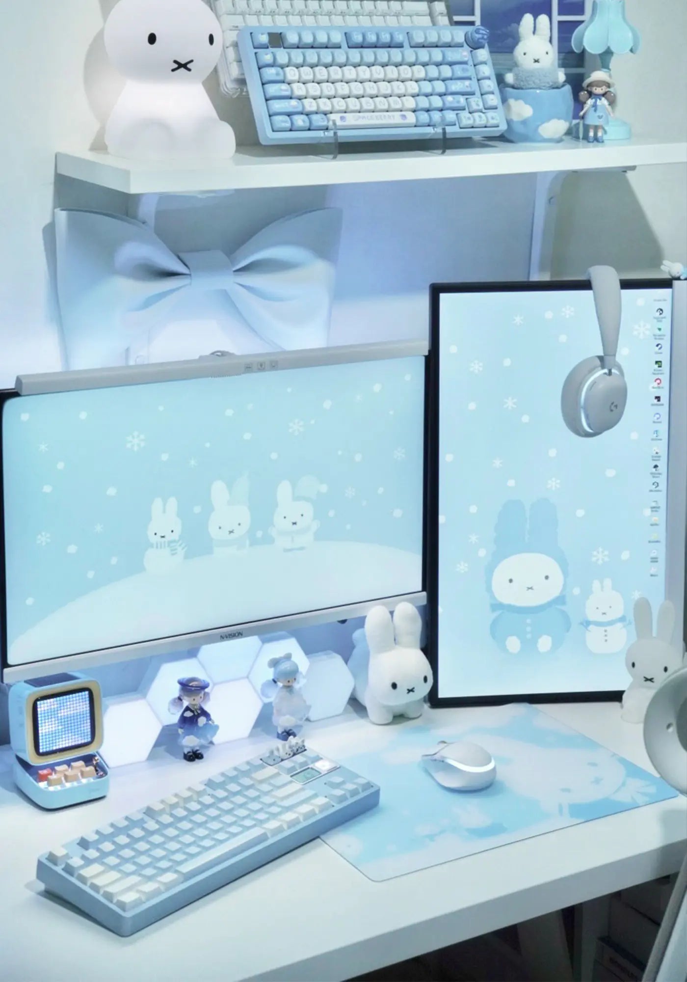 lean_desktop_aesthetic_with_personalized_glass_mouse_pad