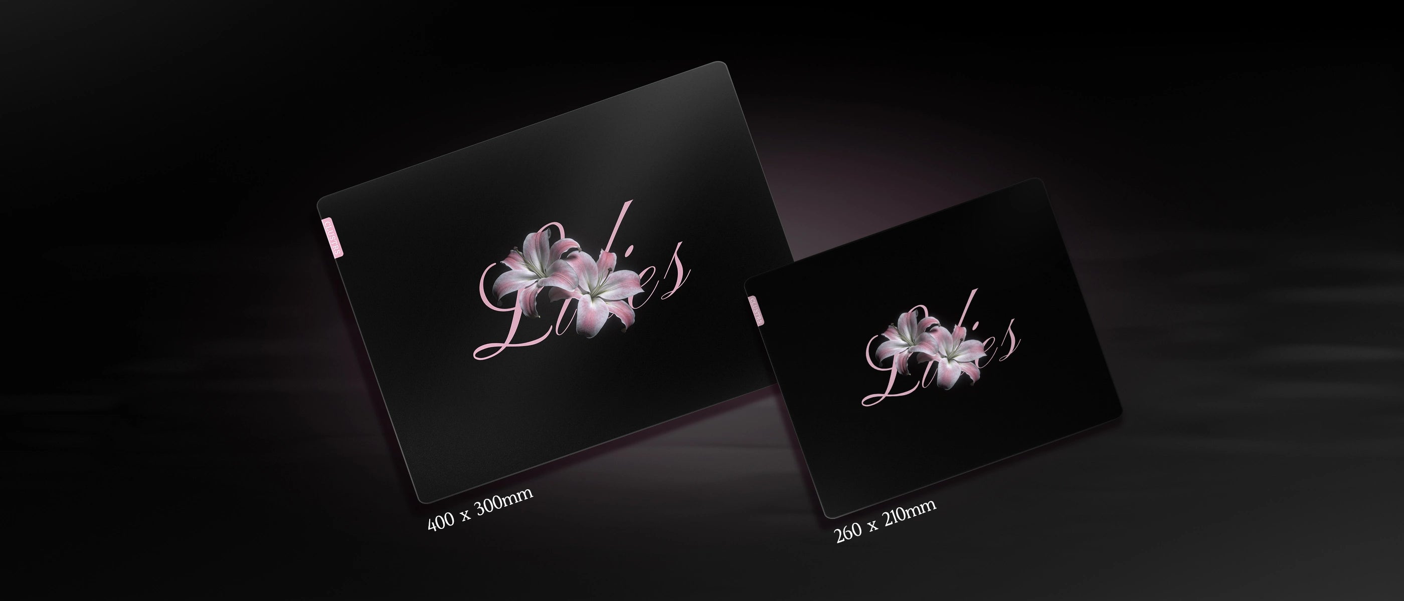 Size guide for the Lilies glass mouse pad showing two options, 400 x 300 mm and 260 x 210 mm, for different desk setups.