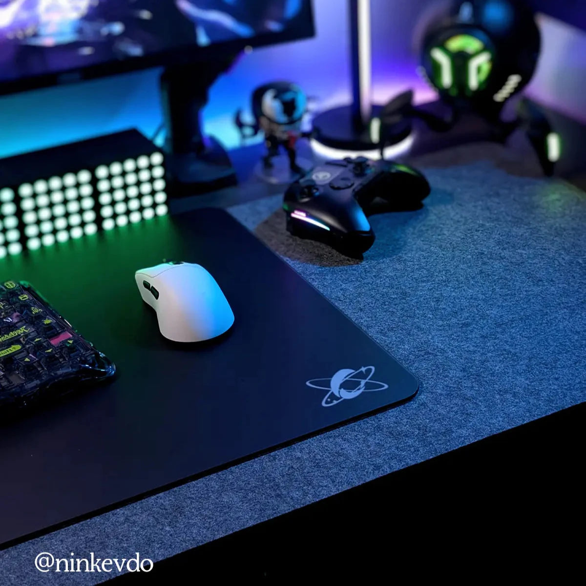Scene_display_of_clustrs_atom_obsidian_Arctic_gaming_glass_mouse_pad_1_17f37e51-4437-4a7b-adeb-cdf99e04f5b1