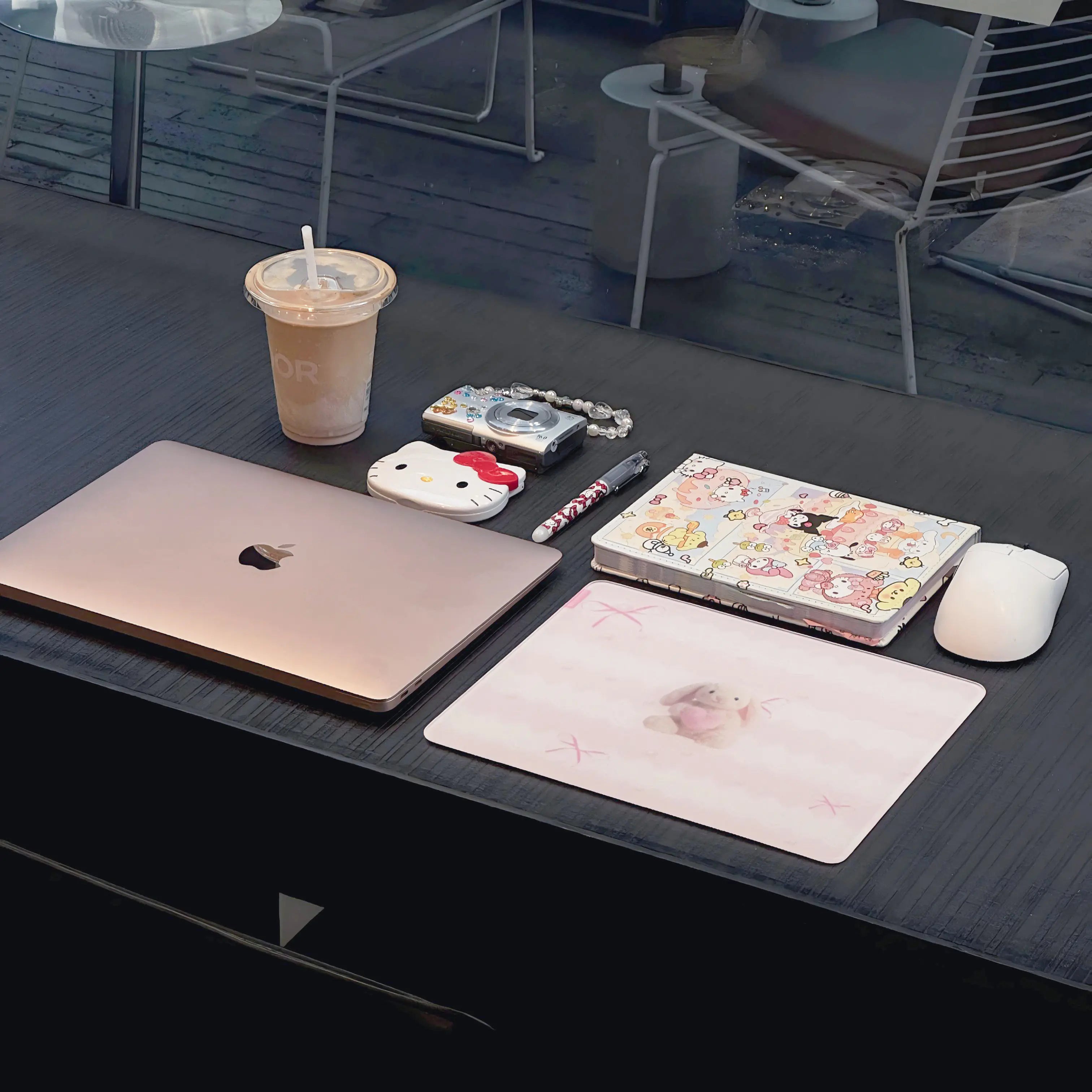 Portable glass pad for a pro workspace anywhere. 3.5mm slim 9H surface ensures a smooth glide on uneven cafe tables.